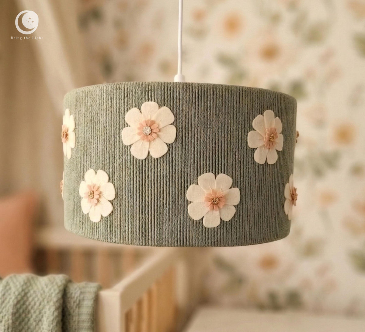 Aia lambivarju lähivaade: kihilised elevandiluukarva vildililled õrnroosade südamikega ja sooniline salveiroheline pind.